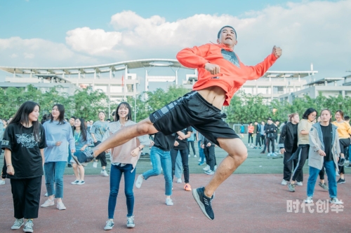 一节体育课怎么说一节课体育课的挑战与成长——渺渺的体育之旅